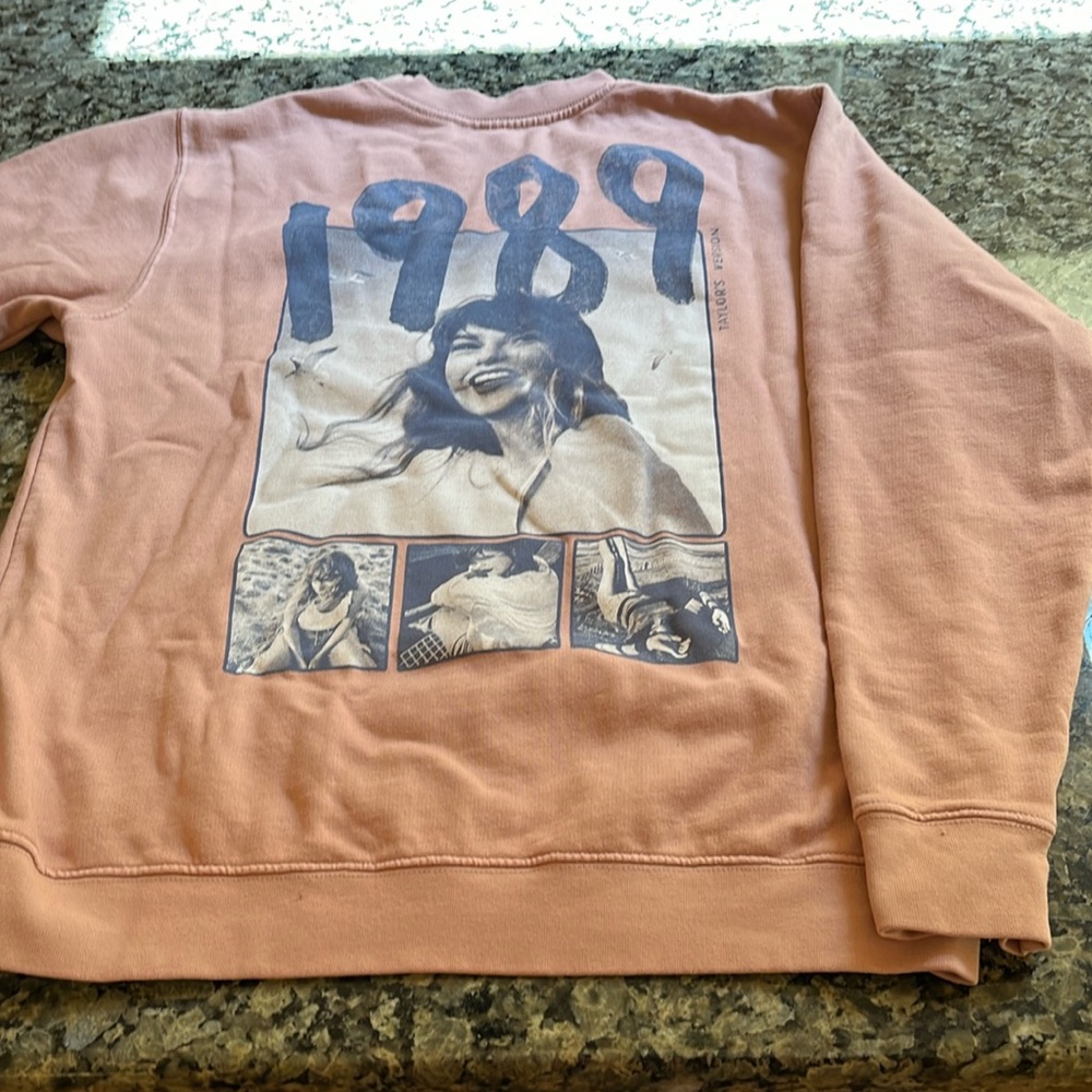 Taylor Swift 1989 Pink Photo Crew Size S NWT